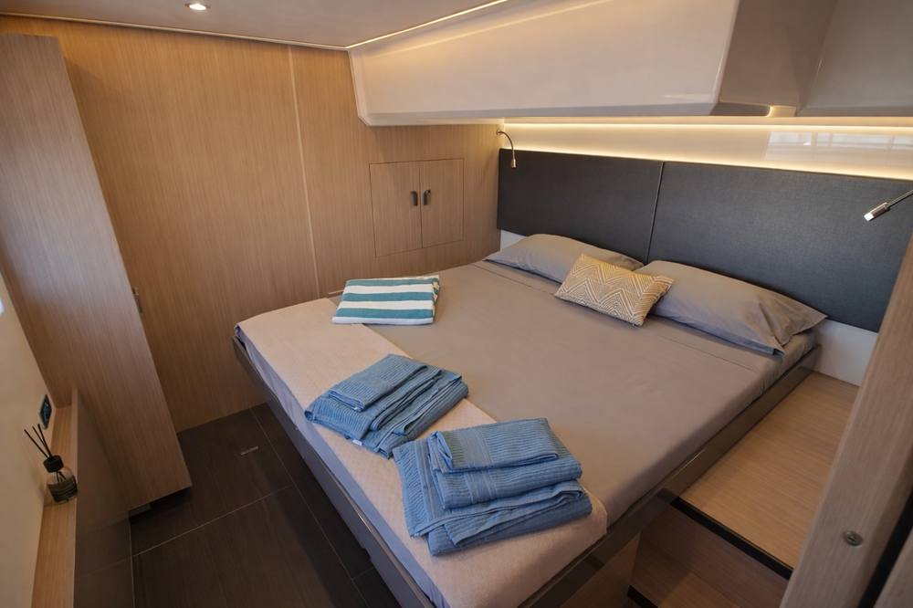 PRESTIGE M48 · CATAMARAN — 3