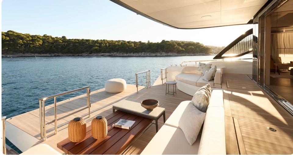 PRESTIGE M7 · CATAMARAN — 2