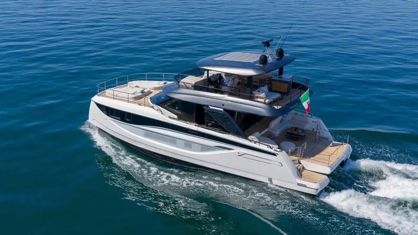 PRESTIGE M7 · CATAMARAN